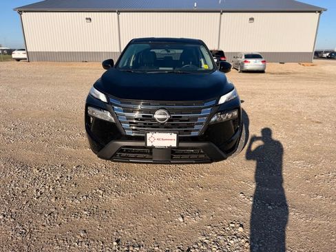 Certified 2025 Nissan Rogue SV image 2