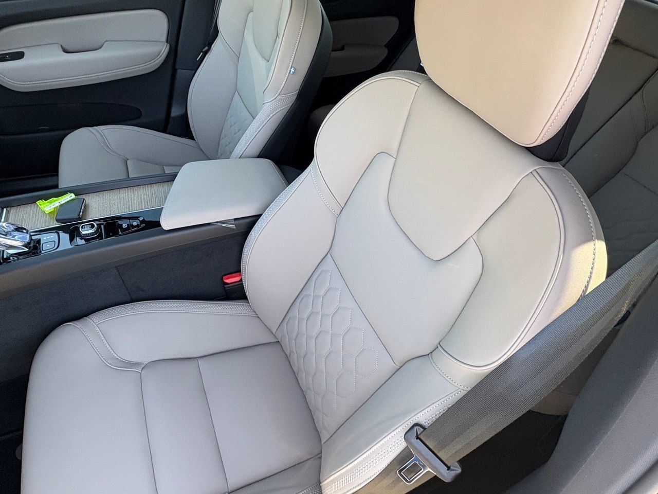 New 2026 Volvo XC60 B5 Plus w/ Protection Package Premier AWD/4WD image 19