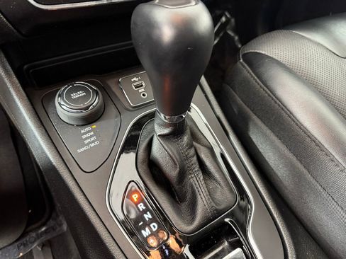 Used 2022 Jeep Cherokee Limited image 16