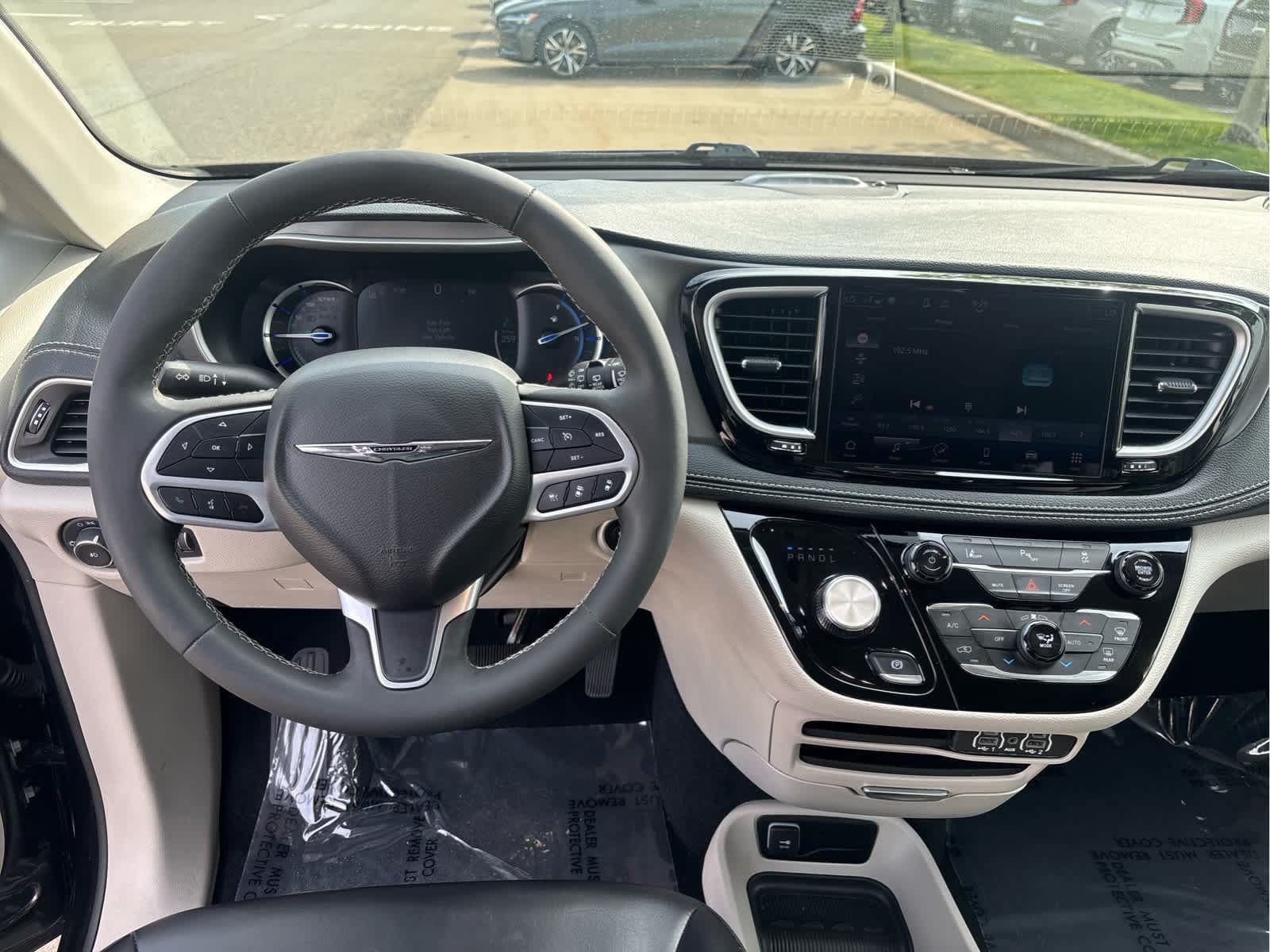 Used 2023 Chrysler Pacifica Touring-L FWD image 17