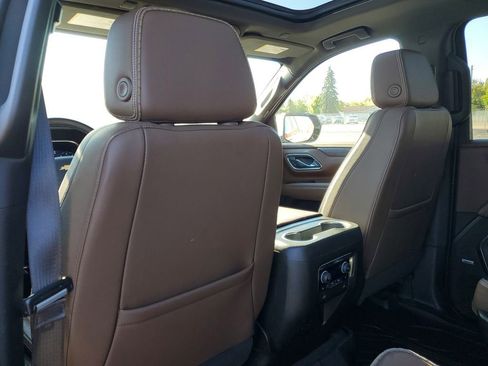 Used 2023 Chevrolet Suburban High Country image 32