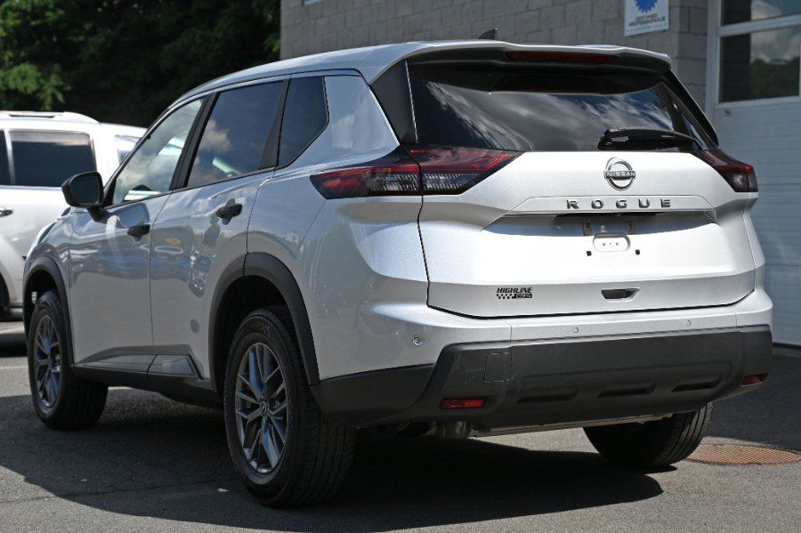 Used 2024 Nissan Rogue S FWD image 3