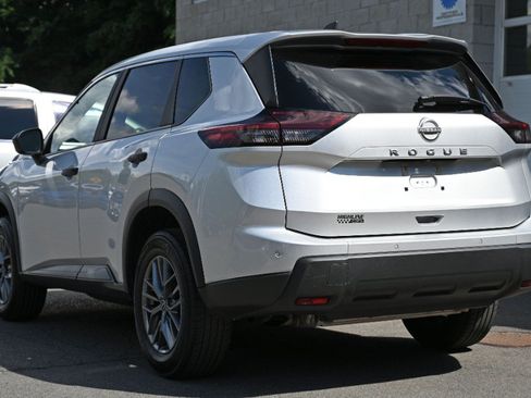 Used 2024 Nissan Rogue S FWD image 3
