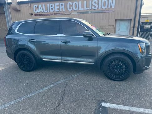 Used 2020 Kia Telluride LX FWD image 3