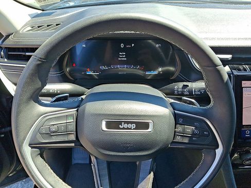 Used 2023 Jeep Grand Cherokee L Limited AWD/4WD image 16