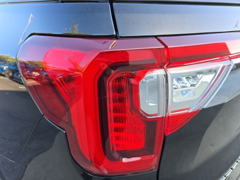 Used 2023 GMC Acadia SLT w/ Technology Package image 31