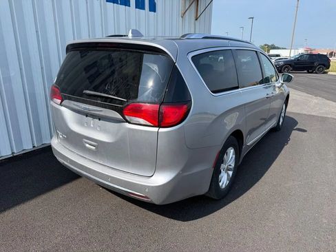 Used 2019 Chrysler Pacifica Touring-L FWD image 8