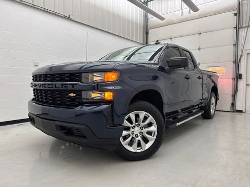 Used 2020 Chevrolet Silverado 1500 Custom w/ Custom Value Package AWD/4WD image 3