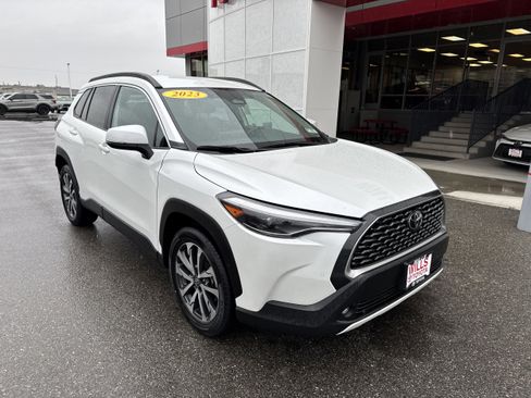 Used 2023 Toyota Corolla Cross XLE image 1