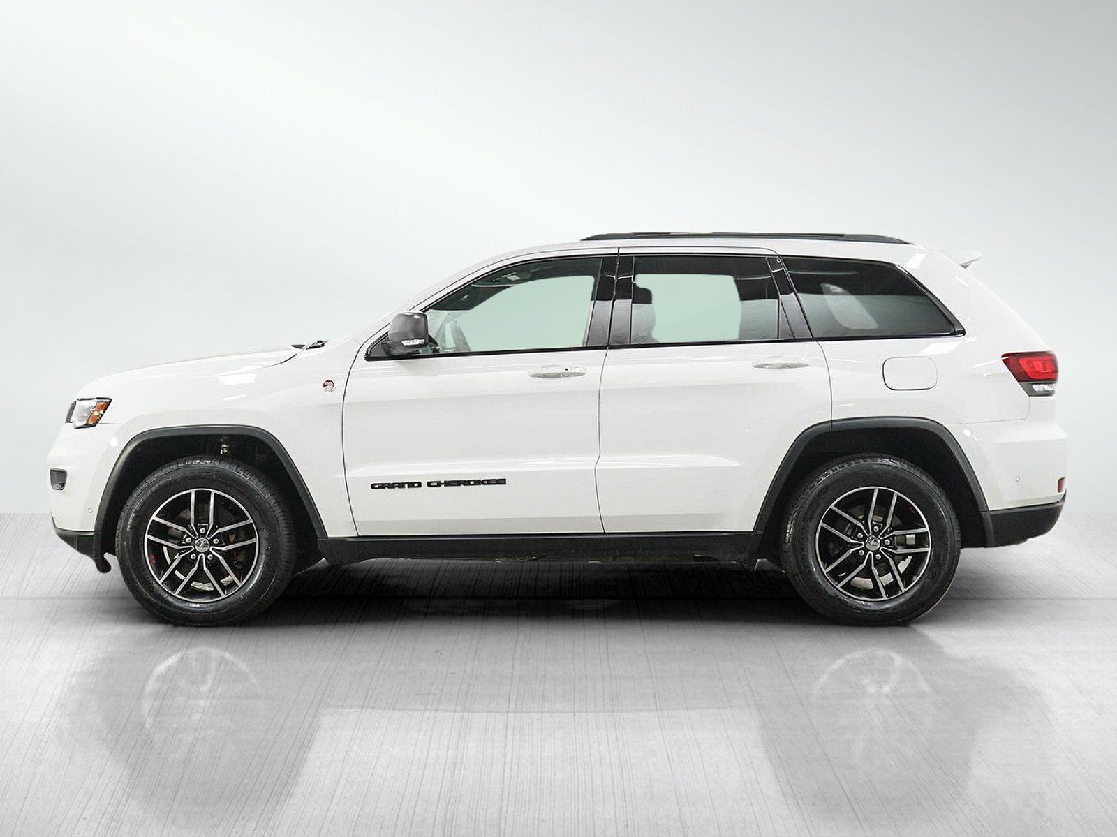 Used 2018 Jeep Grand Cherokee Trailhawk w/ Trailhawk Luxury Group AWD/4WD image 2