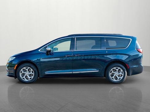 Used 2023 Chrysler Pacifica Limited AWD/4WD image 4