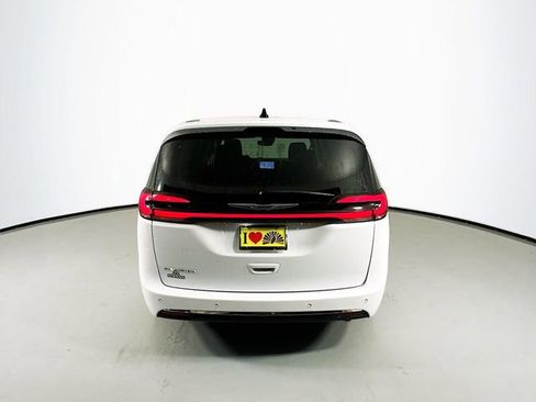 Used 2024 Chrysler Pacifica Touring-L image 8