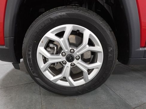 Used 2025 Jeep Compass Latitude image 32