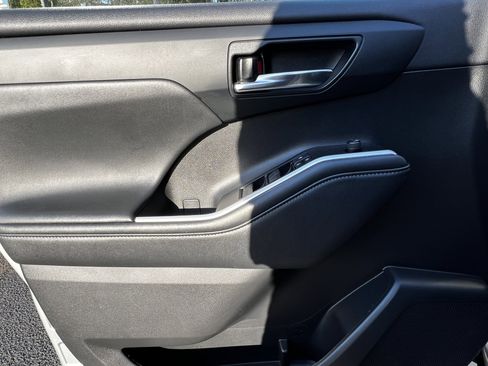 Used 2022 Toyota Highlander XLE image 13