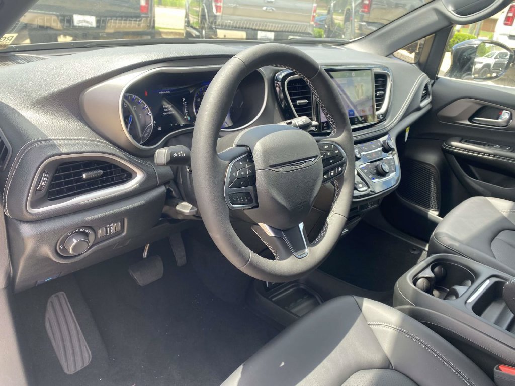 New 2027 Chrysler Pacifica Select FWD image 45
