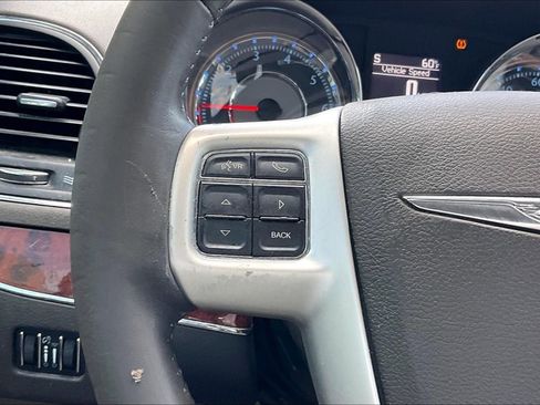 Used 2015 Chrysler Town & Country Touring image 18