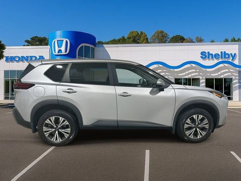 Used 2022 Nissan Rogue SV image 9