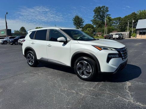 Used 2024 Nissan Rogue SV FWD image 4