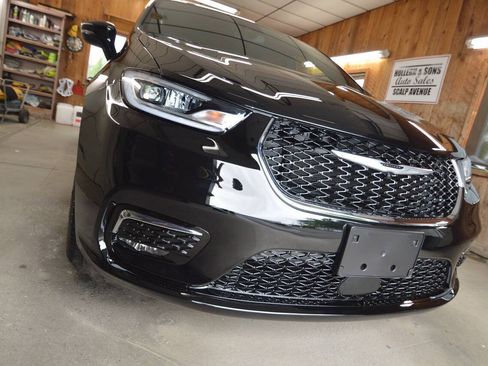 Used 2025 Chrysler Pacifica Select AWD/4WD image 3