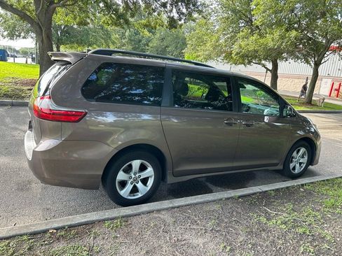 Used 2020 Toyota Sienna LE FWD image 6