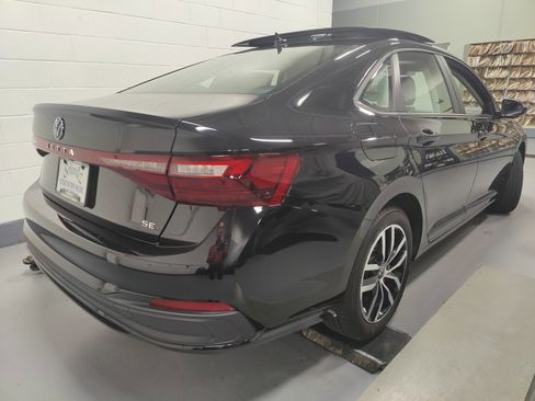 Used 2025 Volkswagen Jetta SE w/ Sunroof Package image 11