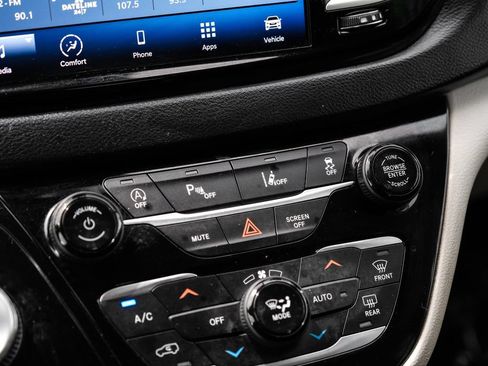 Used 2021 Chrysler Pacifica Touring-L FWD image 22