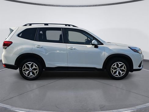 Used 2023 Subaru Forester Premium image 2