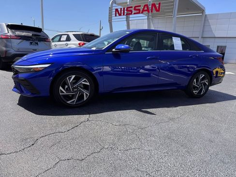Used 2025 Hyundai Elantra Limited FWD image 2
