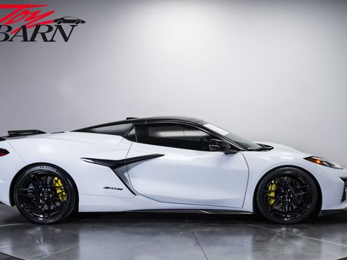 Used 2024 Chevrolet Corvette Z06 w/ Stealth Interior Trim Package RWD image 13