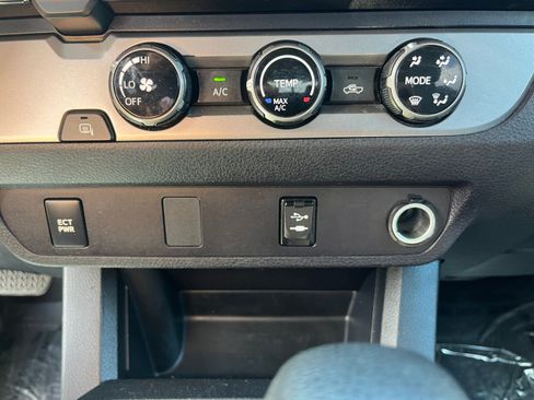 Used 2018 Toyota Tacoma SR w/ SR Convenience Package RWD image 18