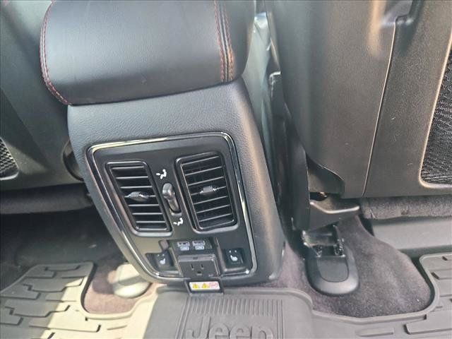 Used 2017 Jeep Grand Cherokee Trailhawk AWD/4WD image 10
