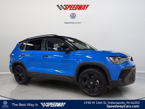 Used 2025 Volkswagen Taos SE AWD/4WD image 1