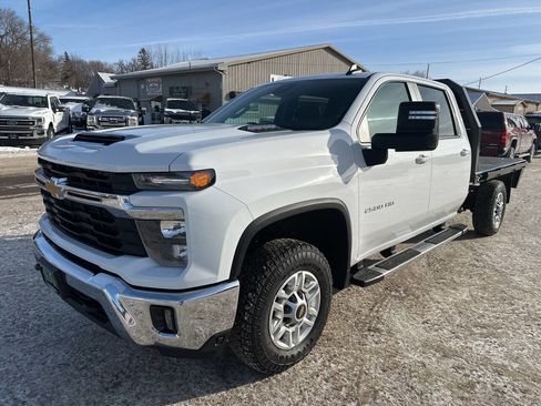 Used 2024 Chevrolet Silverado 2500 LT w/ Convenience Package image 9