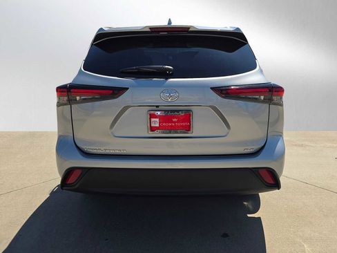 Certified 2025 Toyota Highlander XLE FWD image 4