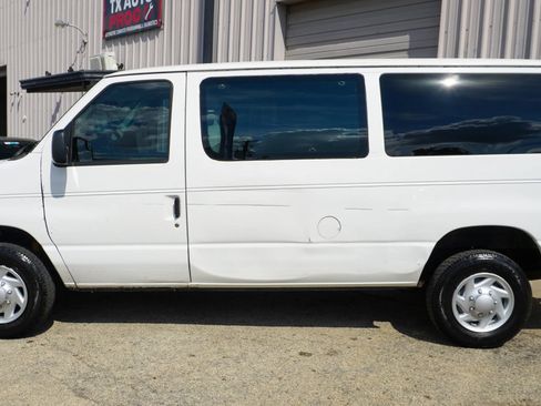Used 2011 Ford E-350 and Econoline 350 XLT image 3