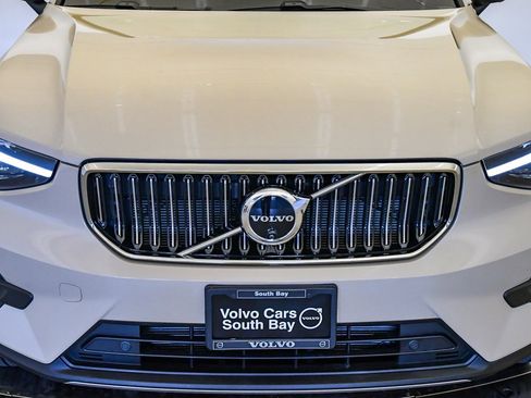 Certified 2025 Volvo XC40 B5 Plus w/ Climate Package image 8