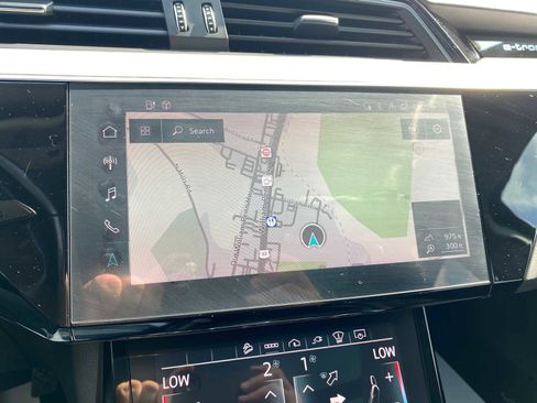 Used 2021 Audi e-tron Prestige w/ Prestige Package image 24