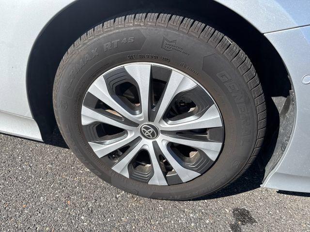Certified 2021 Toyota Prius LE AWD/4WD image 11