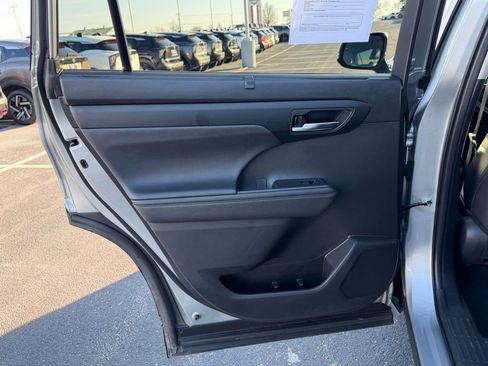 Used 2024 Toyota Highlander XLE image 17