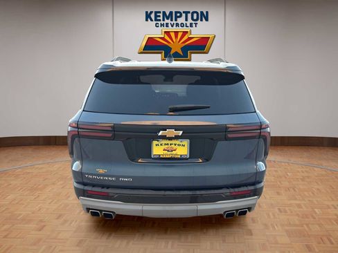 Used 2025 Chevrolet Traverse LT image 5