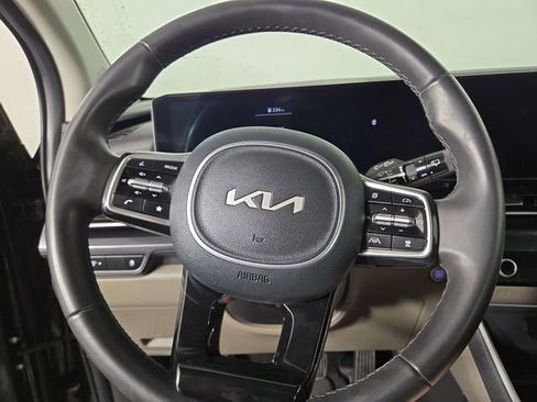 Used 2025 Kia Carnival image 22