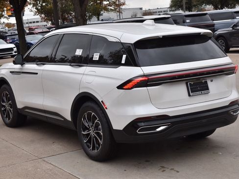 New 2026 Lincoln Nautilus Premier image 9