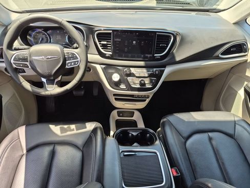Used 2024 Chrysler Pacifica Touring-L FWD image 26