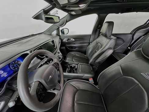 Used 2025 Chrysler Pacifica Limited FWD image 5
