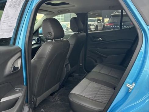Used 2025 Chevrolet Trax LT w/ Sunroof Package FWD image 6