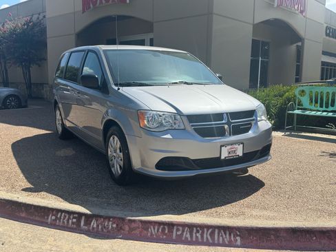 Used 2018 Dodge Grand Caravan SE w/ UConnect Hands-Free Group FWD image 6