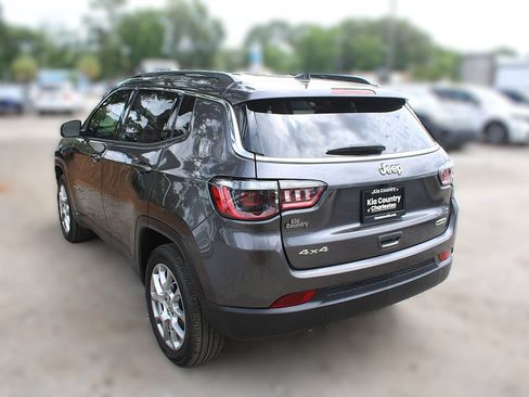 Used 2022 Jeep Compass Latitude AWD/4WD image 11