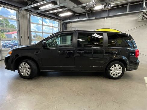 Used 2019 Dodge Grand Caravan SE image 2