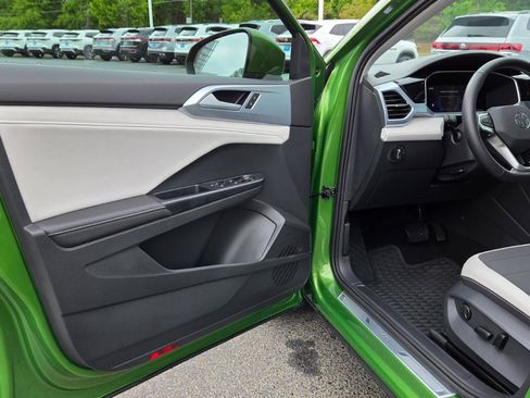 Certified 2025 Volkswagen Taos SE w/ Panoramic Sunroof Package FWD image 19