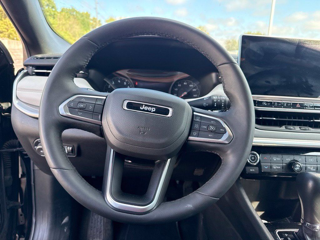 Used 2025 Jeep Compass Limited AWD/4WD image 3
